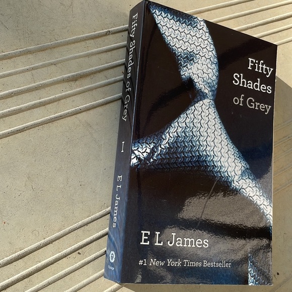 4 for $20 - paperback book - fifty shades of grey by EL James - Picture 2 of 9